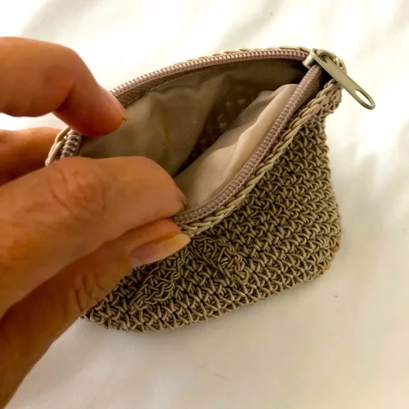 EUC 90’s tan fully lined crochet change/id/card zip closure purse. - Picture 3 of 4